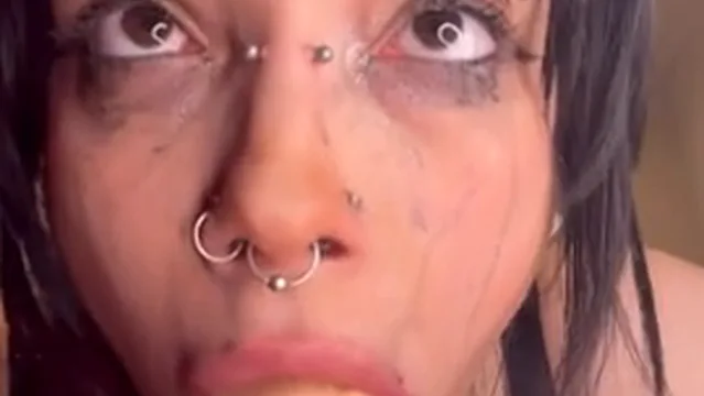Bambi Tube Mamando Dildo Com Lágrimas Marcadas