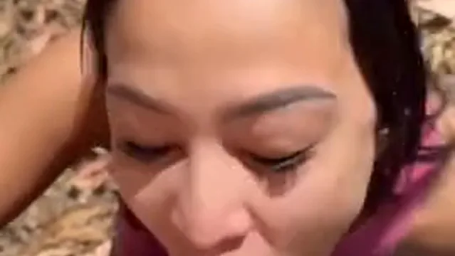 Alycia chupando piroca arreganhada no mato