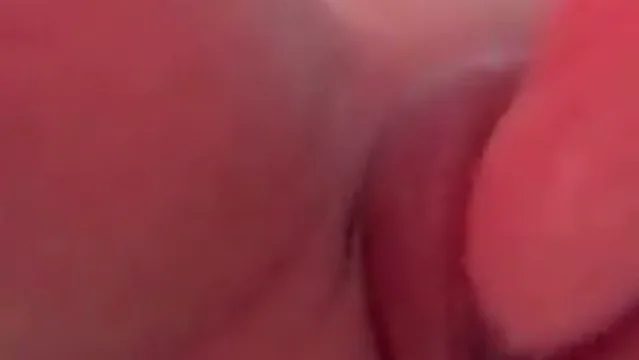 Larissa Rovetta se masturba com vibrador até gozar