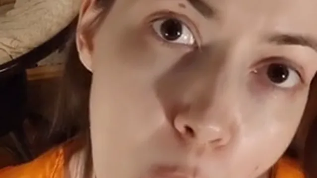 Toria l provoca chupando um dildo pov amador
