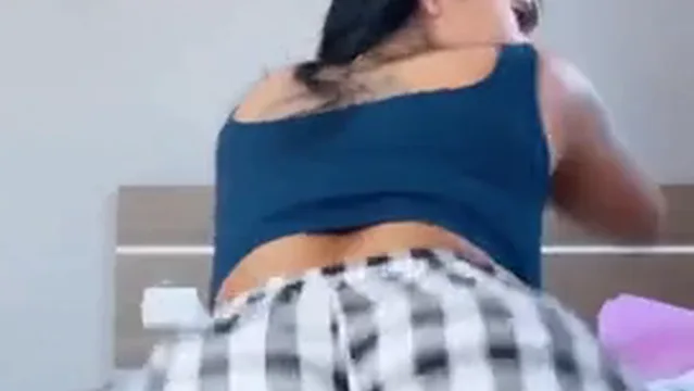 Maia Mirella Rebolando Funk de Shortinho Leg Socado