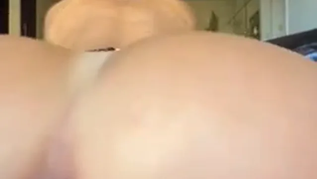 Sarah caus siriricando a xota com dildo filmada de pertinho